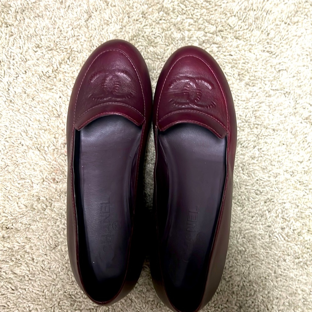 CHANEL Bordeaux Calfskin Leather Embossed CC Logo Loafer Flat
